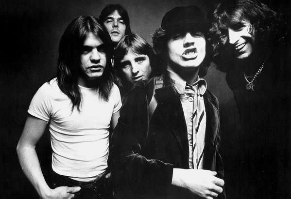 FRAppleMusic's tweet photo. Les rockers, on vous salue !
La discographie d' @acdc , Maintenant sur #AppleMusic.
http://t.co/cLUY9me0ZN http://t.co/JkyyN4tRR2