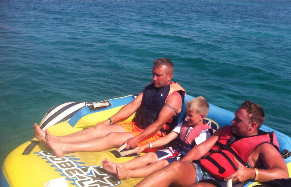 kickmeman2000's tweet photo. #hvredseaselfiechallenge http://t.co/lsnestQ5Br