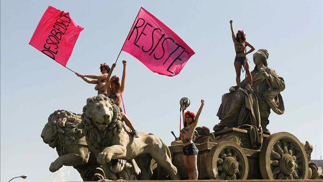 eldiarioes's tweet photo. Activistas de Femen desafían la Ley Mordaza y se suben desnudas a la fuente de Cibeles http://t.co/074z4RgJzZ http://t.co/V9CX95Nz5E