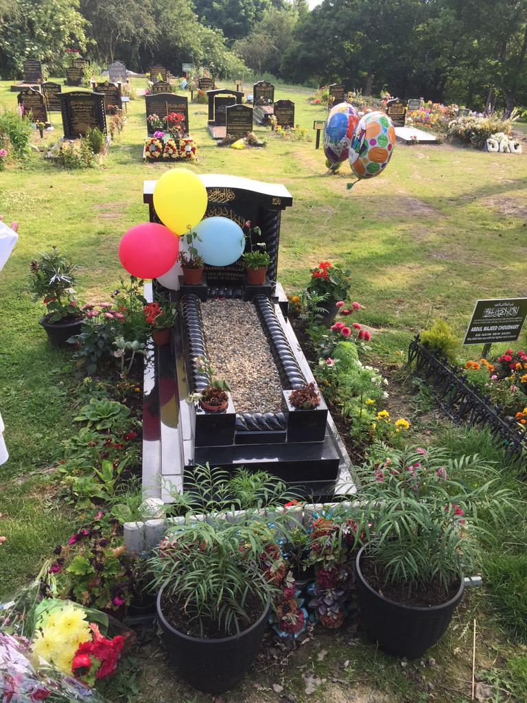 Vakas_Hussain's tweet photo. Two years ago today we were enjoying a glorious hot summers day in London. Gone too soon! #RIPParv ๐ :-( @MuhbeenH http://t.co/J2bKJqiOcp