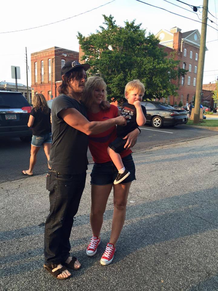 JillHarris69's tweet photo. Pics from Monday. #TWDSet #GriffinGA #NormanReedus #PandaBears (ReneeSmiley ) http://t.co/vbN3Hfc5Vp