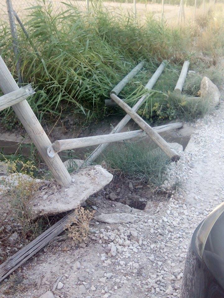 MULA el vallado de la vía verde por los suelos, paraje Carrasquilla. Una imagen vale por mil palabras. DESIDIA