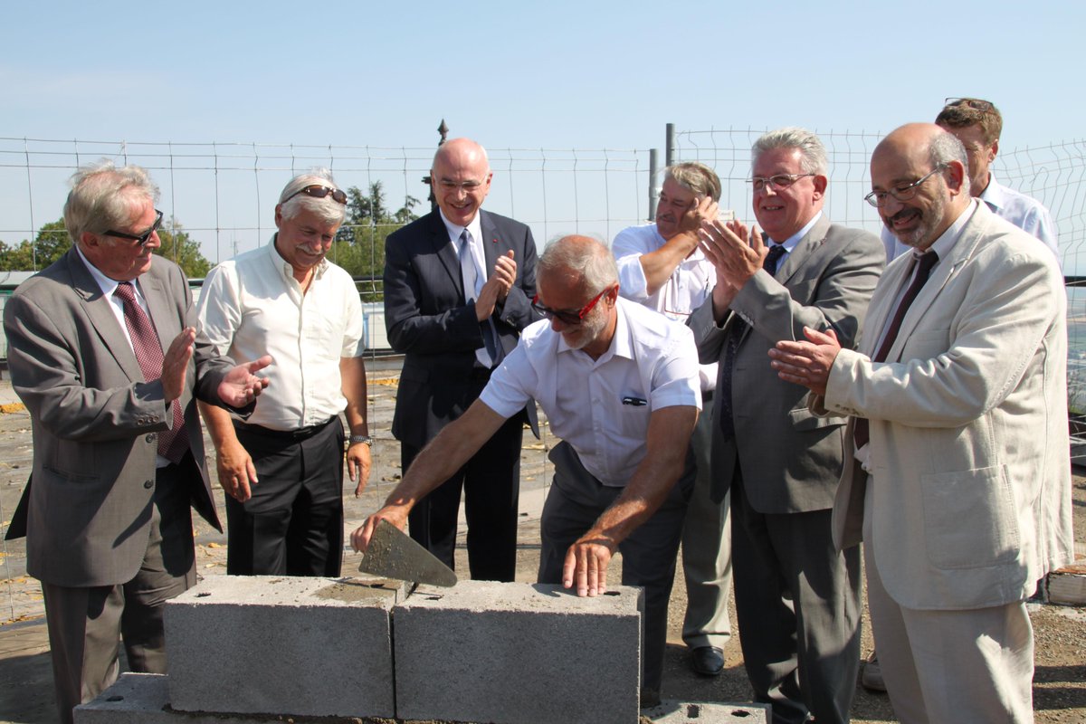 OTGergovie's tweet photo. La 1ère pierre de la nouvelle Maison de #Gergovie est officiellement posée @Prefet63 @RegionAuvergne et le CD63 ! http://t.co/QpUsXQfnpF