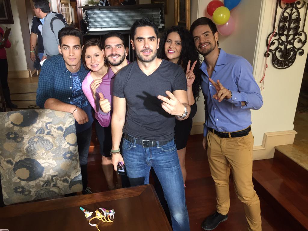 SergioLozano's tweet photo. Aqui toda la banda! Lindo su ombligo de semana! @LitzyOficial @AndyZuno @LINCPAL @auroragil @Michel_Duval #SraAcero2 http://t.co/17jeqVc9AY