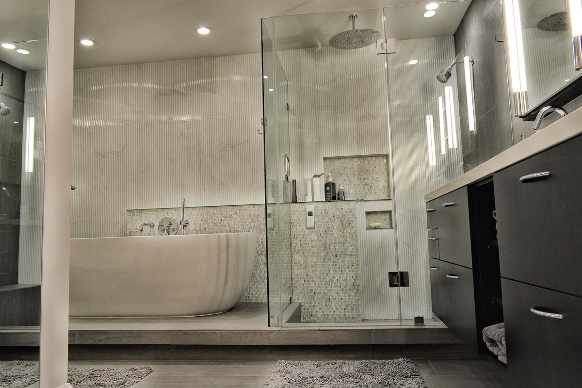 jamckd's tweet photo. #Masterbath remodel featuring a tub #platform, large shower and floating #Ultracraft vanities. @CaesarstoneCA #jamckd http://t.co/lz03S1hEV7