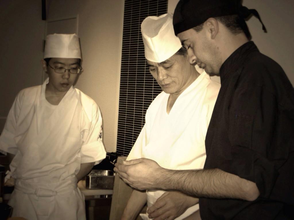 Kirosushi's tweet photo. @JaponEamigos @felixjmsushi en Tokyo aprendiendo de mi maestro Yoshikawa San http://t.co/HbURh9PPyy