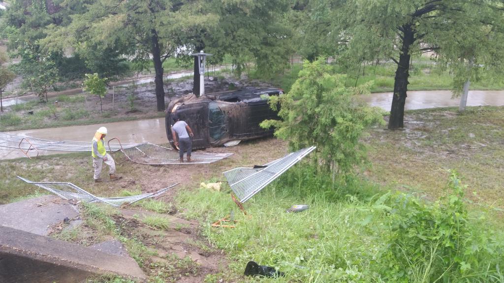 SamPtashkin's tweet photo. HPD officer hydroplanes on Memorial..unit slides off road and falls below to sidewalk.  Luckily no major injuries!! http://t.co/jMuU2TiPNg