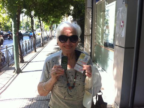 20Minutes's tweet photo. Grèce: Les retraités devront se contenter d'un retrait de 120 euros par semaine, pas plus http://t.co/INOSVBrhlR http://t.co/tv7wQpNbqB