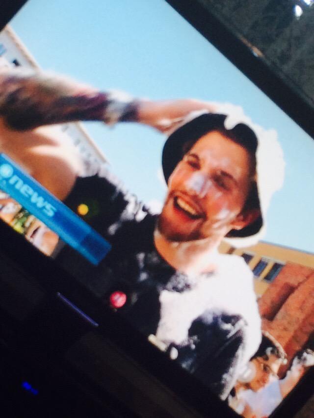 99Sirinc's tweet photo. @andreschiebler @janmeyer @cengiz 😂😂😂 http://t.co/jLoIL1iQfx