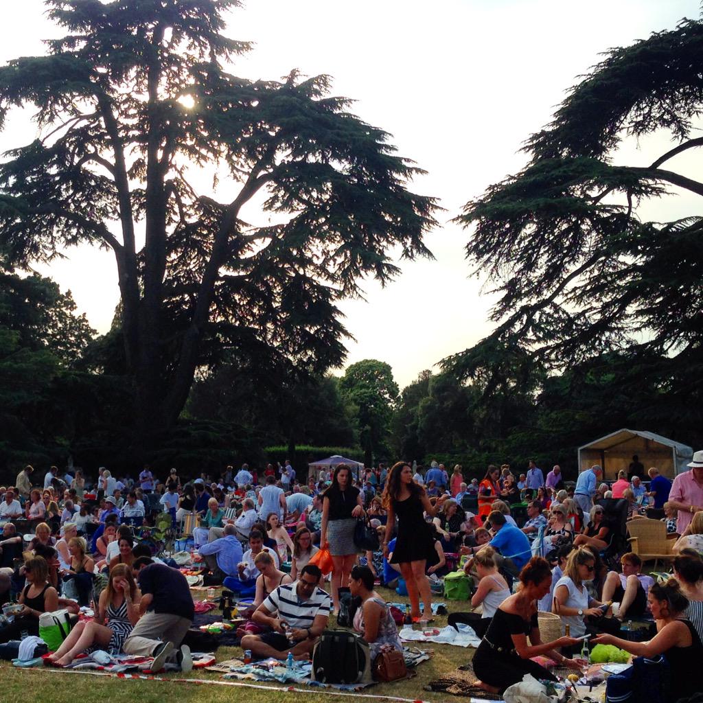 FocusOpera's tweet image. 20 minutes until showtime! #Chiswick2015 #OperaInTheGardens #latraviata #focusopera