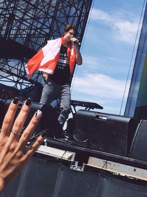 DigiTour's tweet photo. #DigiLovesCanada π When @Nashgrier had a Canadian Flag onstage @ #DigiFestTOR ππππππ http://t.co/5IVfYfrN7U