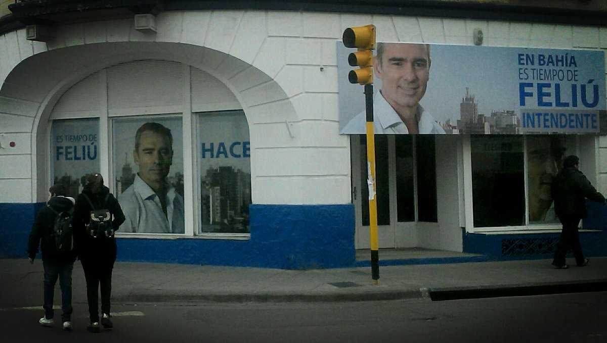 pablostefanelli's tweet photo. Que buena idea ! Poner una peluquería abajo de una academia de Baile Ese es el coiffeur o el modelo ? http://t.co/0lokBdbsDw