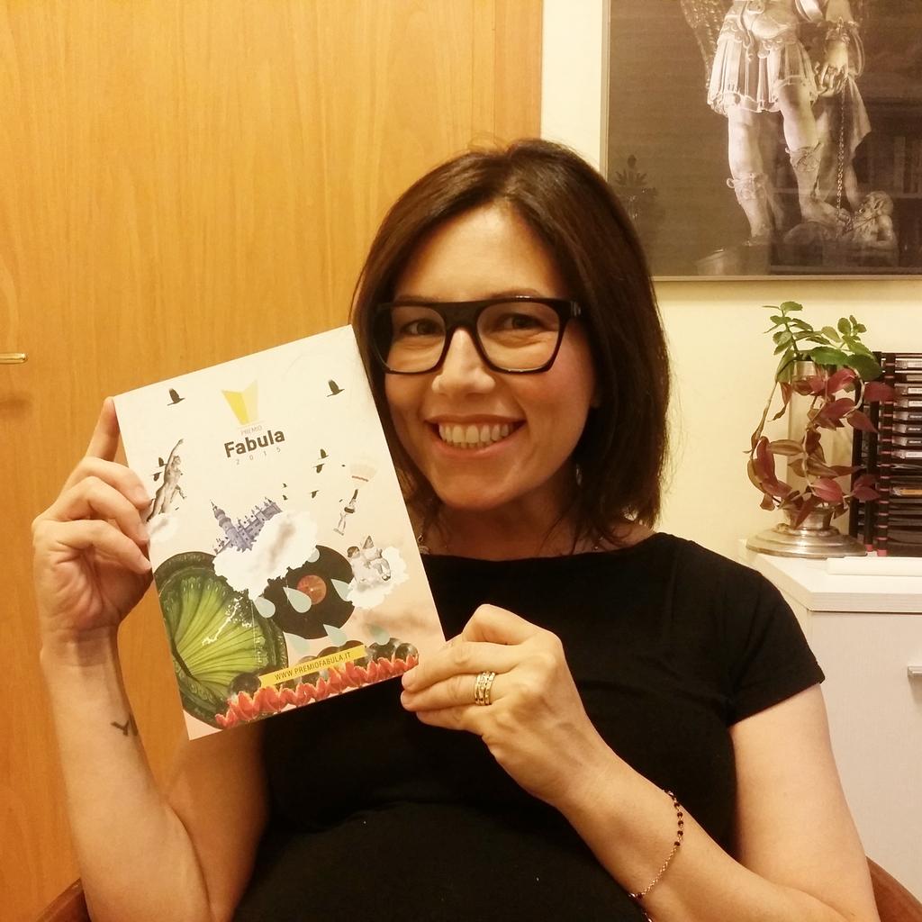 andreavolpee's tweet photo. @beatricefazi con il libro delle favole dei ragazzi #fabula2015 #hoimparatoasognare http://t.co/OAj4Zidh6A
