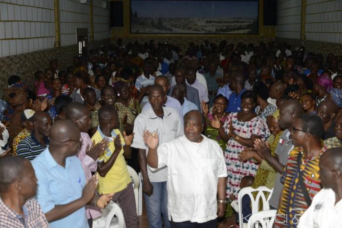 Koaci's tweet photo. Côte d'Ivoire : Banny présente sa candidature aux femmes et jeunes du PDCI à Yopougon http://t.co/AUdztcZ7df http://t.co/B1UhXmMAYl