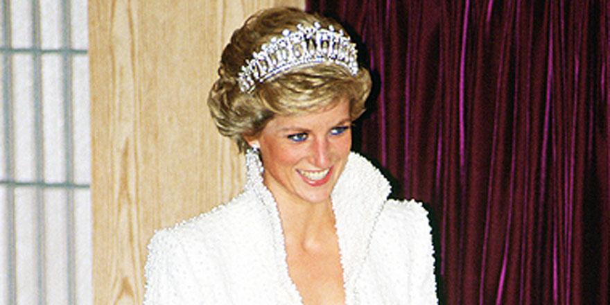 people's tweet photo. In honor of Princess Diana's birthday, we're looking back at her most stylish moments http://t.co/az1mIqJVqT http://t.co/1lTpEcaBDI