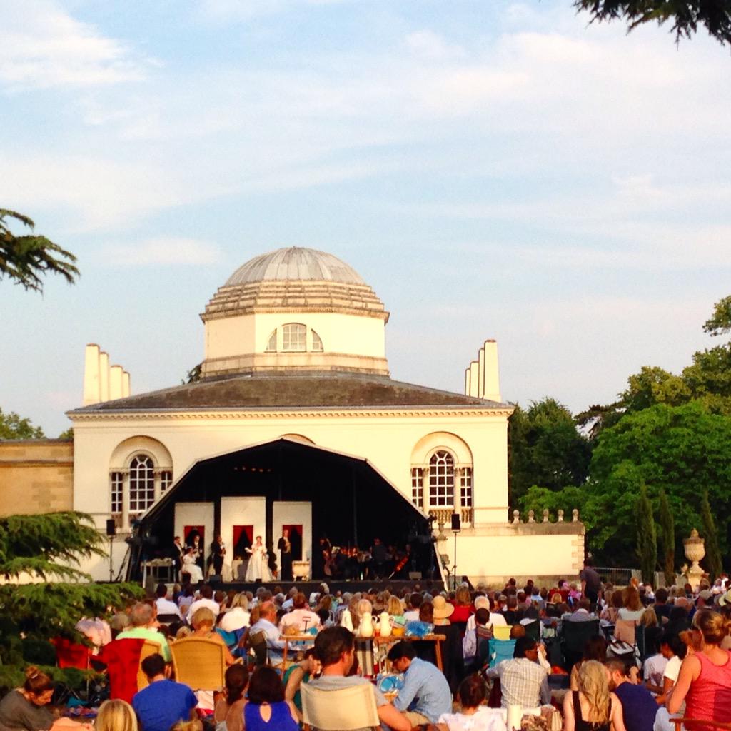 FocusOpera's tweet image. And we're off - 1000 people all here to see #LaTraviata at #OperaInTheGardens