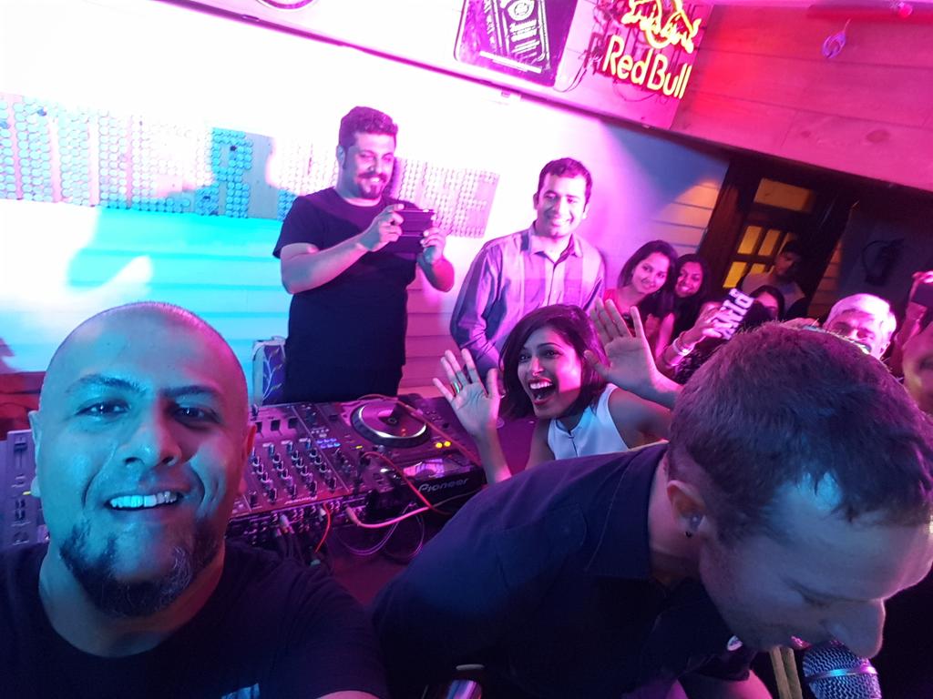 VishalDadlani's tweet image. Chris Martin, @BecauseImFreida @Raghu_Dixit @AllIndiaBakchod What a night! MENTAL!!!