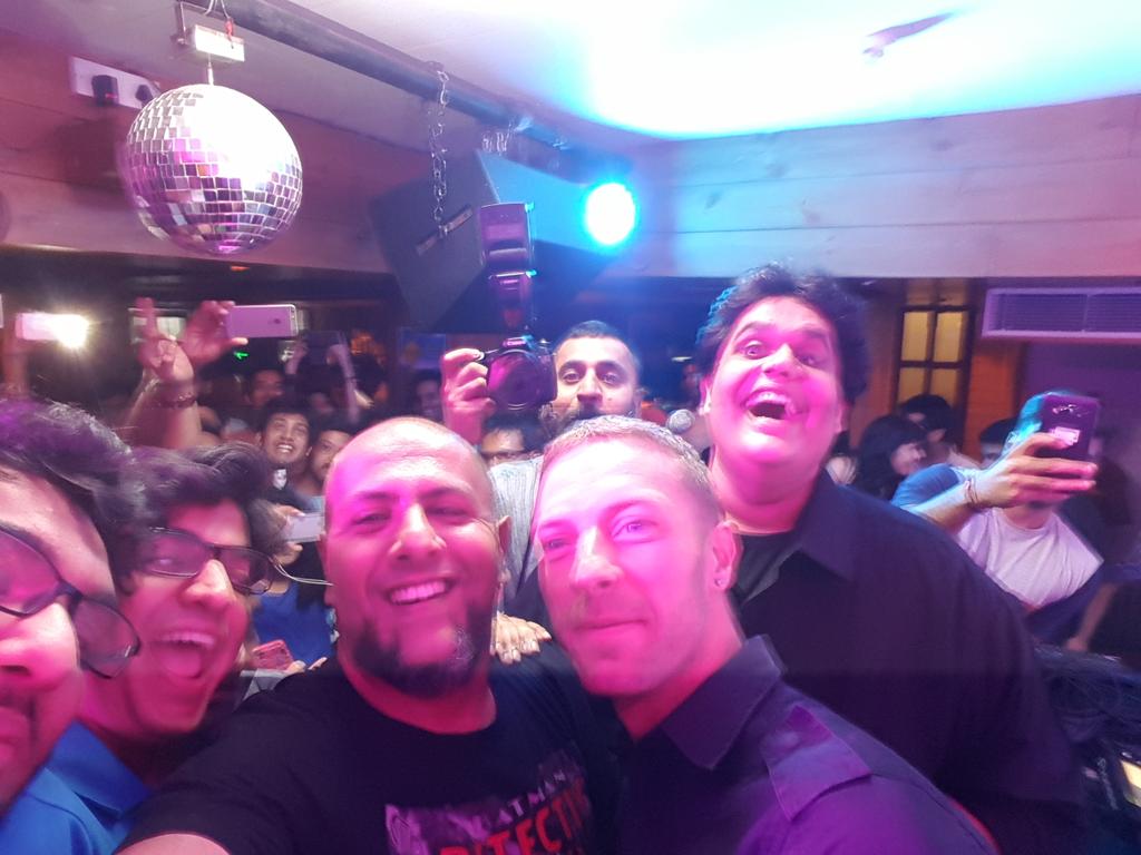 VishalDadlani's tweet image. Chris Martin, @BecauseImFreida @Raghu_Dixit @AllIndiaBakchod What a night! MENTAL!!!