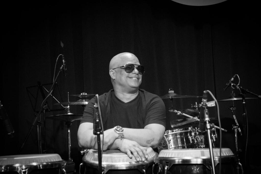 nelsonarrieta7's tweet photo. Aquí creo que la orquesta me estaba diciendo que me tenía que parar ya para poder ensayar jeje #MatandoFiebre!! http://t.co/jhRszlI72u
