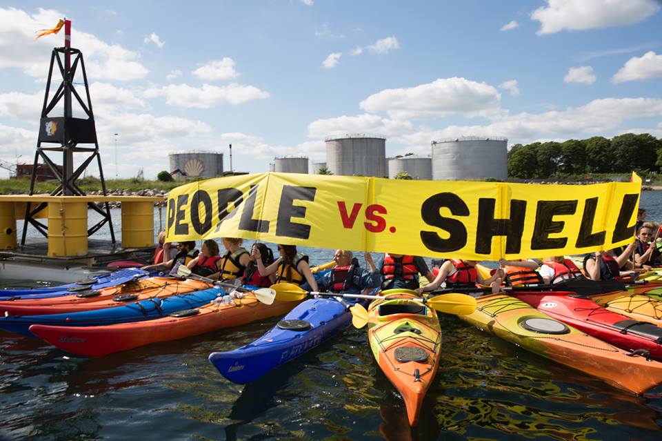 moneyforchange_'s tweet image. Kayaktivists protest at @Shell refinery in Danish city Fredericia #PeopleVsShell #ShellNO &amp;gt;&amp;gt; grnpc.org/IgtDh