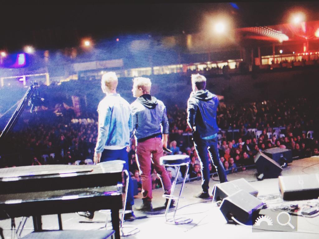 NRG_energie's tweet photo. Dis mos nou hoe รฑ crowd moet lyk! #feesmethart #Innibos2015 #nrgeeks #epic @AfrikaansM @SACelebTweets @SelectMusiek ๐ http://t.co/Eh73UpUka1