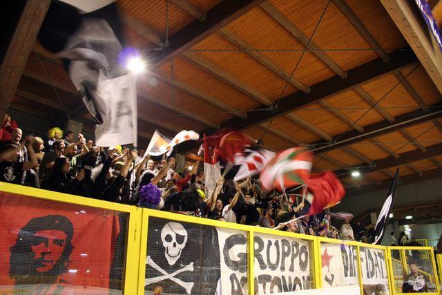 Ikurrinak's tweet photo. "@HoolsAntifa: Gruppo Autonomo Viareggio - Viareggio Hockey (Italia) http://t.co/IuvvWwxSDt"