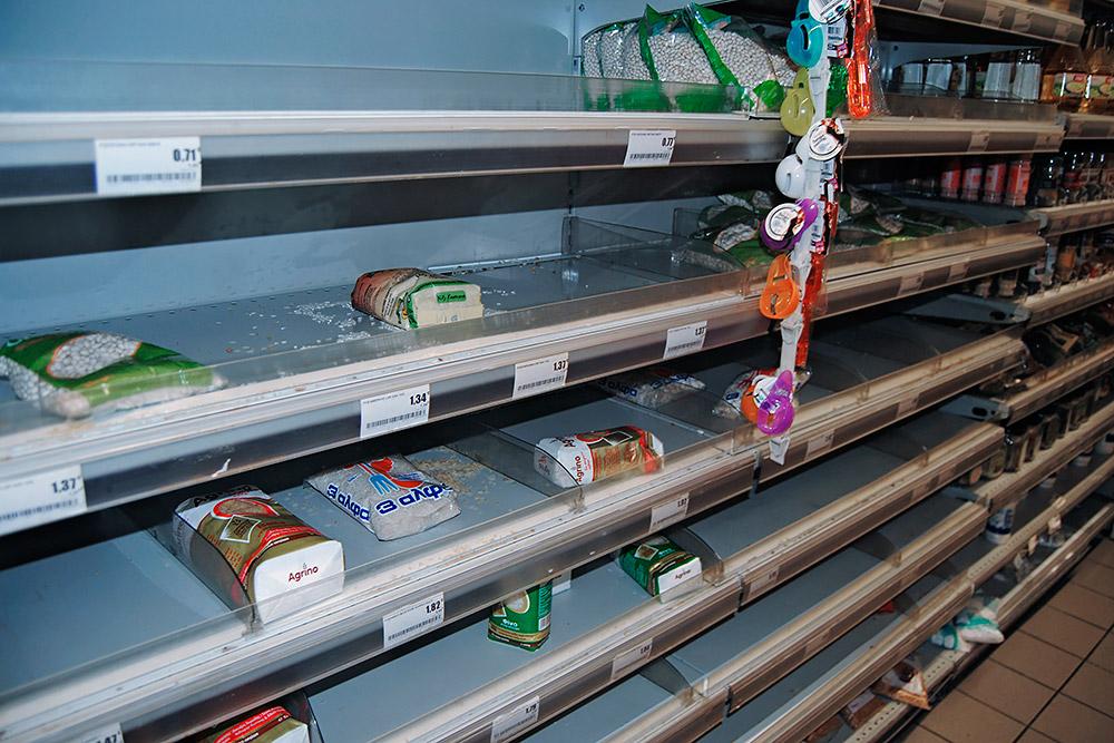 пустые полки в ашане 2020. пустые полки в магазинах европы. полки магазинов сейчас. пустые полки европейских магазинов. полки магазинов опустеют.