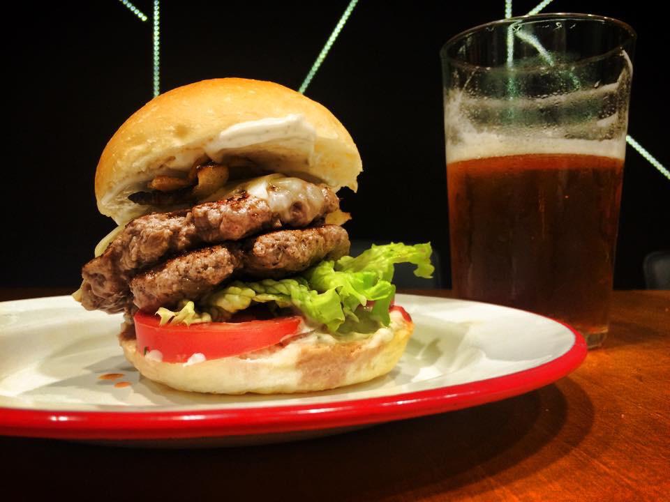 TheLoaf_es's tweet photo. Si no habéis probado la Doble Cheese Burger, ésta es vuestra ocasión. 👉 http://t.co/QEwFcy16tZ http://t.co/5XTKNCh5n3