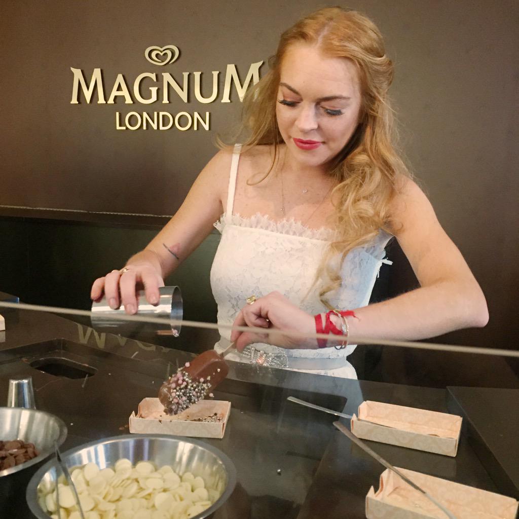 MagnumUK's tweet photo. Wishing @lindsaylohan a very happy (early) birthday from the #MagnumLDN Pleasure Store team in @CoventGardenLDN. http://t.co/sYeZxlNgtY