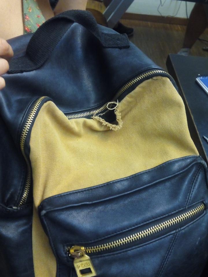 AnamRoDel's tweet photo. Mi mochila de @pullandbear  se ha roto dos veces en menos de un año, que carallo hago @pullandbear ? :( http://t.co/dEq0ejQXTT