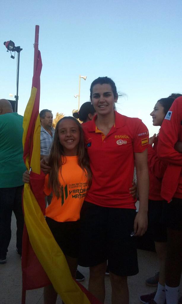 ClinicVMatoso's tweet photo. Hoy hemos estado en la apertura del Europeo Sub 20 #U20Lanzarote15  !!! Mañana iremos a animar a España🇪🇸🇪🇸💪🏼💪🏼 http://t.co/WKeYNoy18f