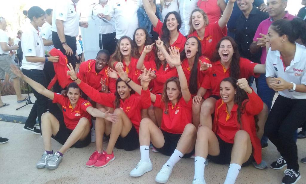 ClinicVMatoso's tweet photo. Hoy hemos estado en la apertura del Europeo Sub 20 #U20Lanzarote15  !!! Mañana iremos a animar a España🇪🇸🇪🇸💪🏼💪🏼 http://t.co/WKeYNoy18f