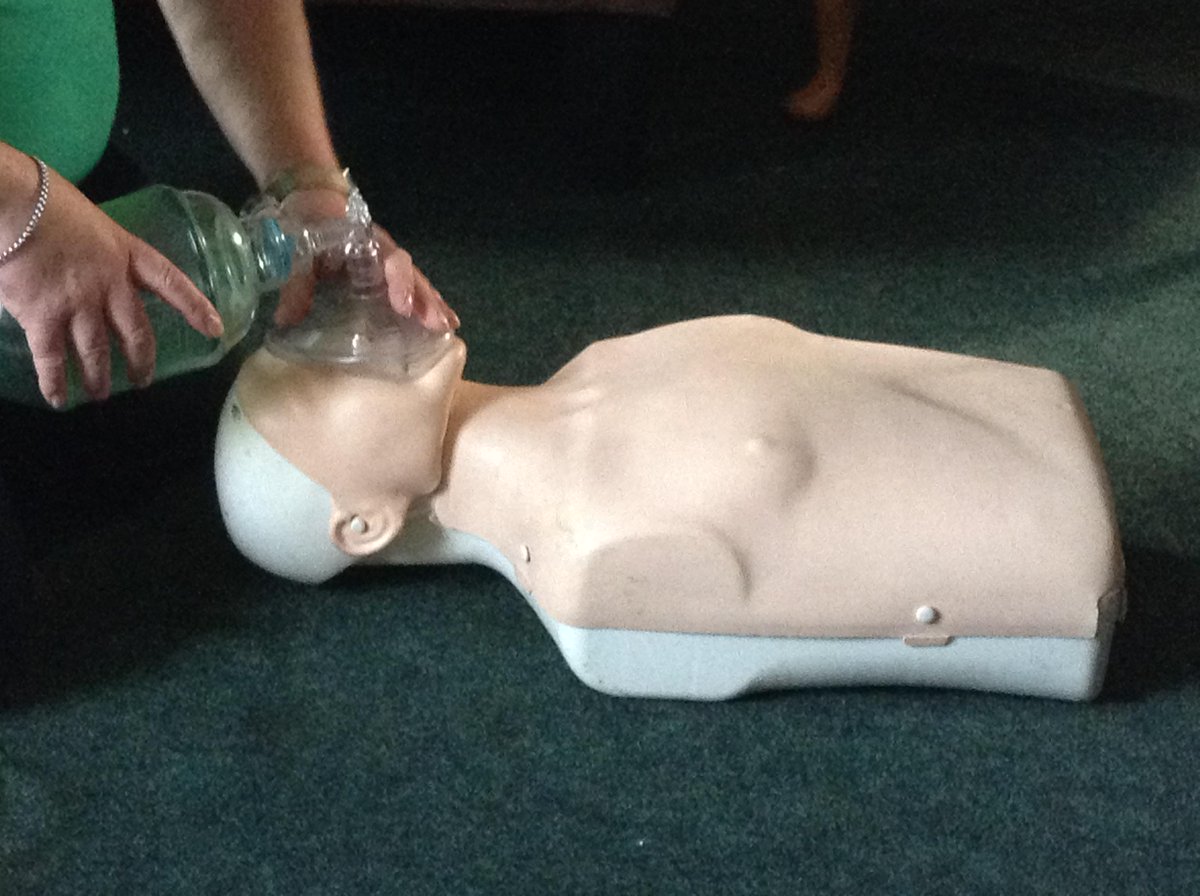 BexhillCFR's tweet photo. Learning how to use Bag Valve Mask http://t.co/YyLy9itydz