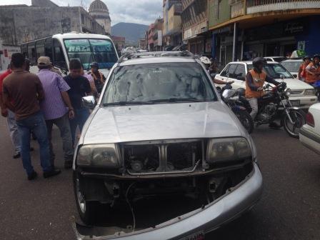 BomSc1952's tweet photo. Hace unos minutos Accidente de Transito 5ta. Av. CBSC Atendiendo a la Comunidad. http://t.co/y9FflG8Uj4