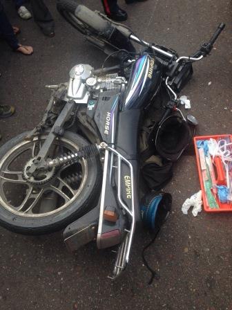 BomSc1952's tweet photo. Hace unos minutos Accidente de Transito 5ta. Av. CBSC Atendiendo a la Comunidad. http://t.co/y9FflG8Uj4