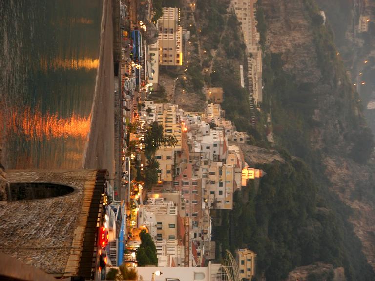 Amalfi...
La luna sorride,il mare riposa...Amalfi si veste a sera.
Bella sera a chi adagia cuore su cuore,con amore.