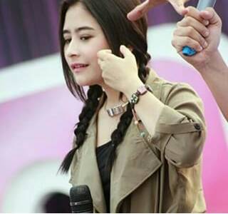 febry_aurellia's tweet photo. @PrillyBie cantik luar dlm, cantik dihati,cantik diwajah *aku bngga jd Pv ❤
#PrillyNgeInboxLagi
#PrillyDiPro2 http://t.co/5CiiqOOkeN