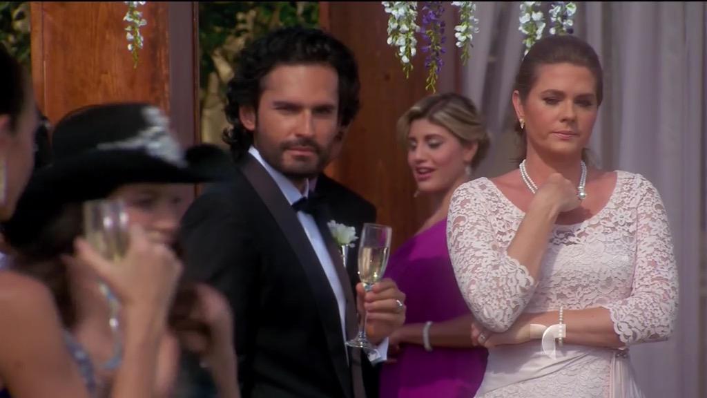 Gl_Betty's tweet photo. #Patricia @DaniNavarroTV cantandole al Sr y Sra #LeonardoMontalvo jiji @FabianRiosS @Sonya_Smith @TierradeReyes http://t.co/SoGWOr9Rw1