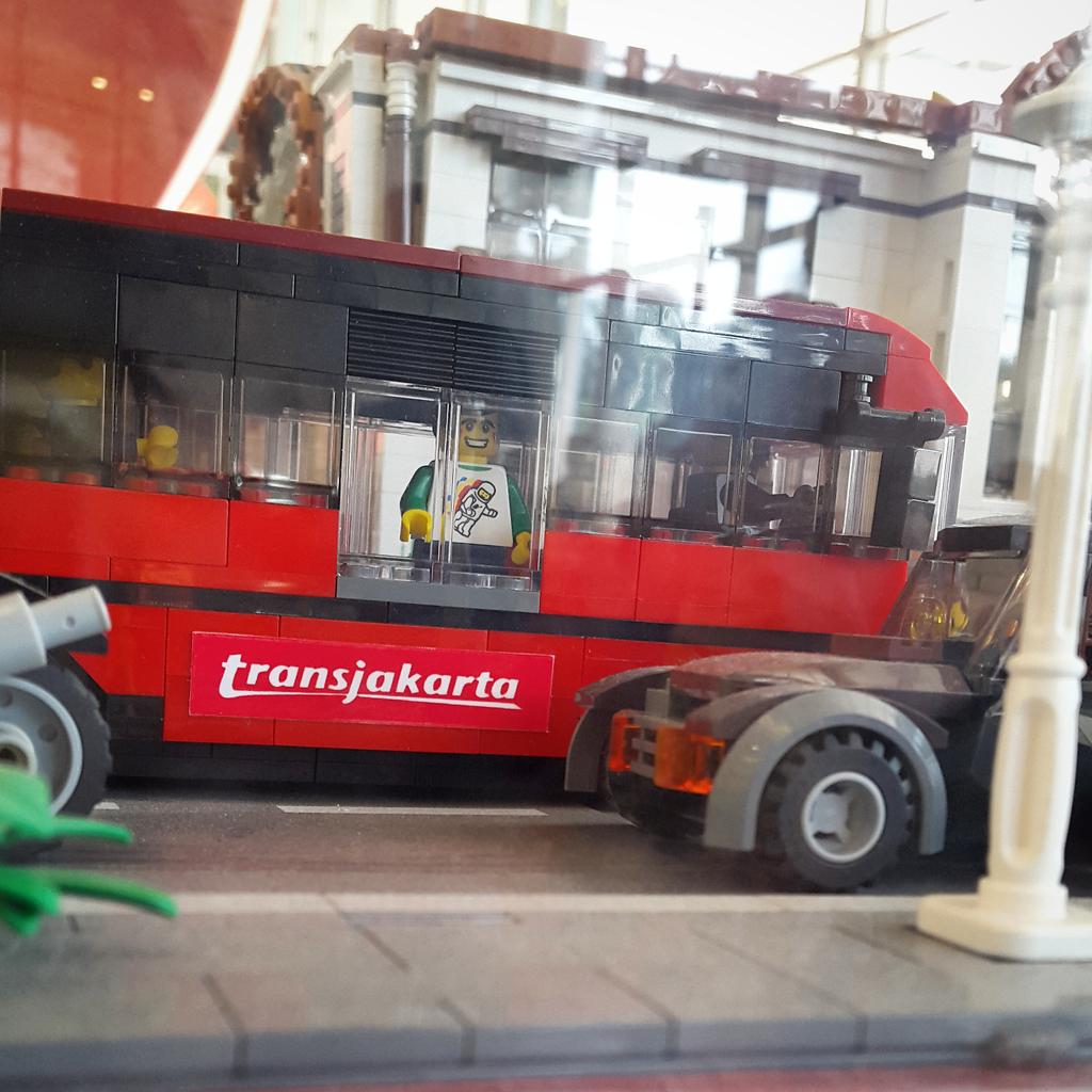 EmporiumPluit's tweet photo. Watch your step before you walk in or out from TransJakarta bus. Happy Thursday! #legoid #JakartaBrickCity #FJGS2015 http://t.co/iDcd0BoQGQ
