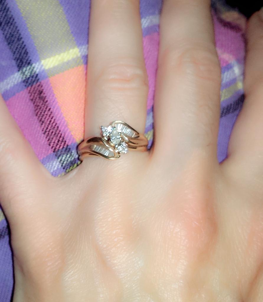 AngieMurvine's tweet photo. A picture off my beautiful rings. http://t.co/g9nhtHNZl8