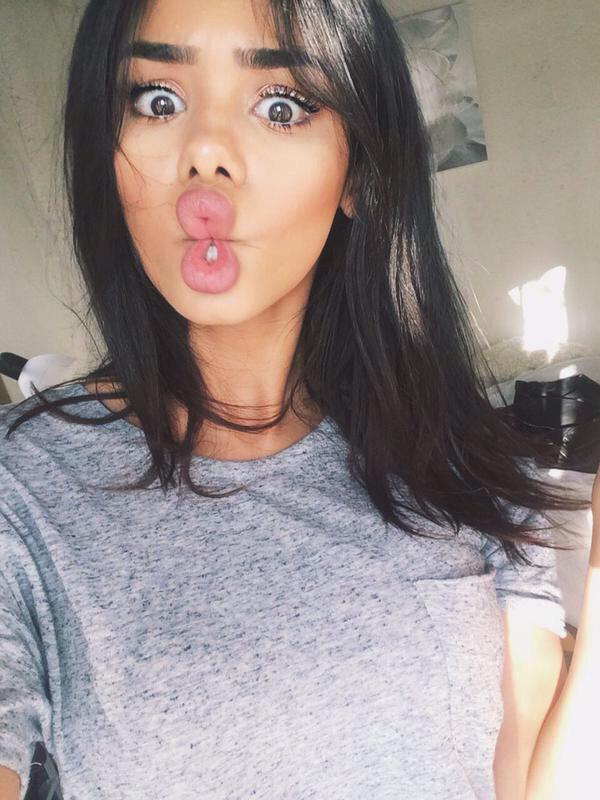 GmaiSmile's tweet photo. C'est à cause de meuf comme ça que jai ps confiance en moi aussi 😒 http://t.co/I916nB67rn