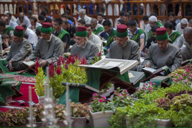 IraqPics's tweet photo. Daily Quran circles in the Mosque of Al-Abbas in Karbala during the month of #Ramadhan
جلسات قرآن رمضانية في كربلاء http://t.co/vLHWfPLtBM