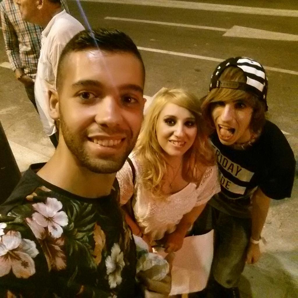 siemprelasnubes's tweet photo. Un serfil con el amable sinpatico @TigrilloVlogs. Y con mi mejor amigo @yonathanostos. Un día increible. :) http://t.co/7YOiwoXYCv