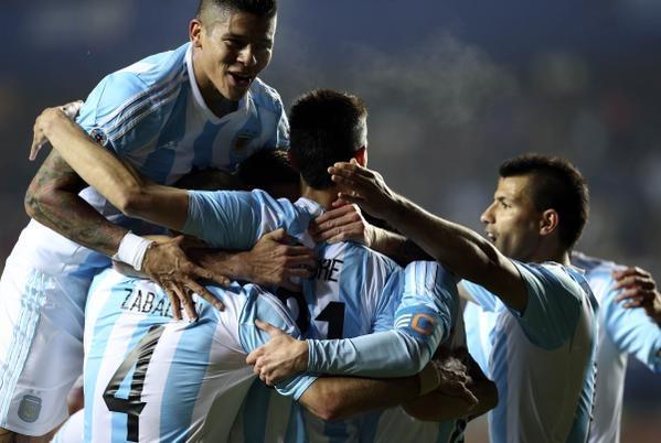 Alanramosxd's tweet photo. Los Festejos de #ARGFinalista En la pista de @cuervotinelli 22:30 @connieansaldi @AngeldebritoOk @esteeselshowok 📺⚽💙 http://t.co/MzOuzv6JYs