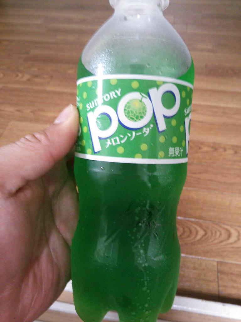 Twitter এ タコヤキーダー メロンジュース を久しぶりに飲む 体に悪そうな色してるけど たまに飲みたくなってまうな 笑 あなたにあげたいメロンジュース わぉ Http T Co Onftwp9bgw ট ইট র
