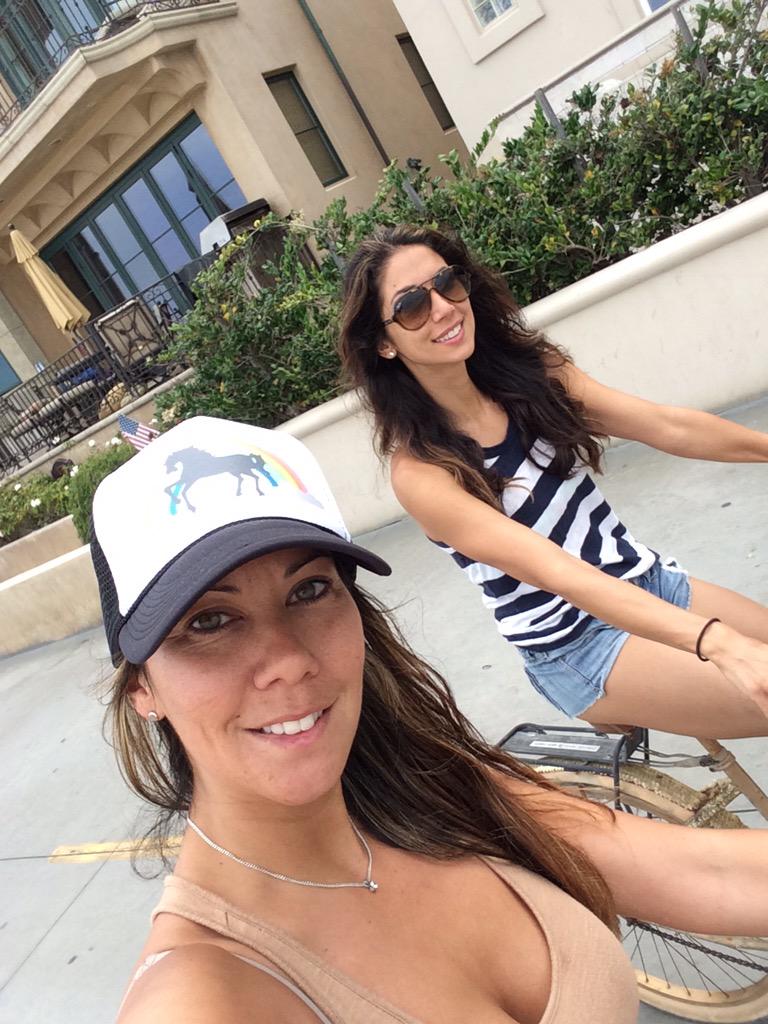 melly1307's tweet photo. Sister time with @leilanidowding http://t.co/RnXobFGCB6