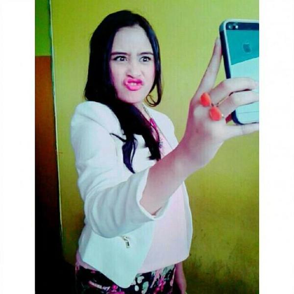 prillvers_Pas's tweet photo. Selfie nya orang cantikk ya gini @prillybie http://t.co/qF3C4v0OYk