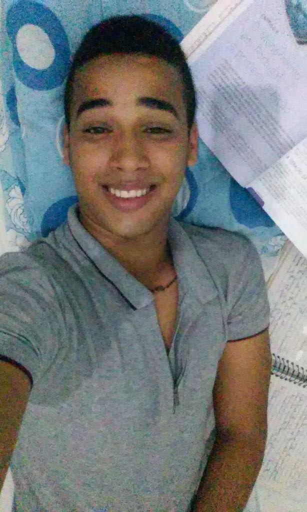ynho17's tweet photo. Estudar, por que amanhã é dia de química 💔😭 http://t.co/Ch8dgPPOdJ