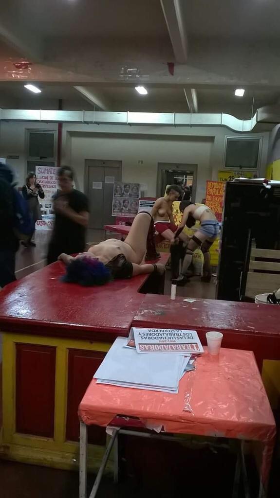Jescar0165's tweet photo. #MiercolesInolvidables Porq no hablan de esto? pensar q aca va a votar el pueblo el domingo #fsoc esto es la UBA. http://t.co/n6nuLucDJK
