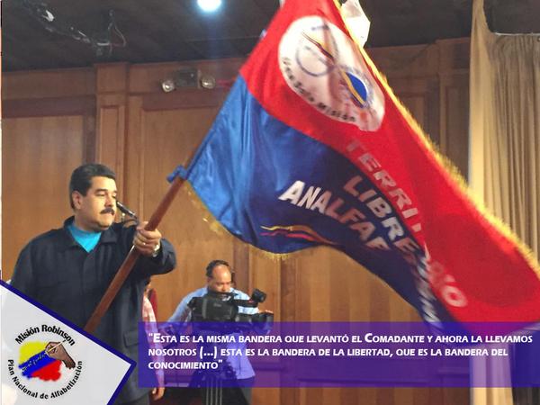 Pdte. <a href="/NicolasMaduro/">Nicolás Maduro</a> ondea bandera de la victoria sobre el analfabetismo que legó el Comandante Chávez <a href="/ForoCandanga/">ForoCandanga</a>
